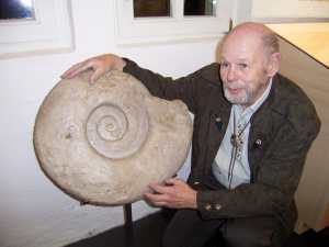 Klaus Bittner mit einem Riesen-Ammonit